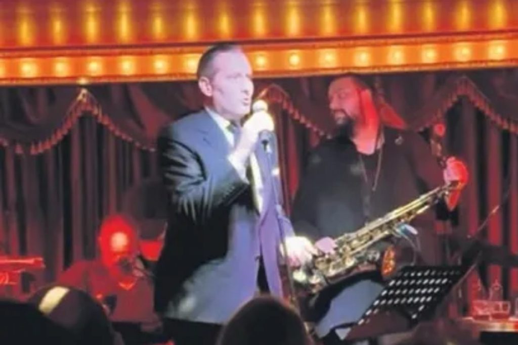 ali gursoy yillardir kurdugu sarkicilik hayalini yakin dostunun dogum gunu partisinde sahnede gerceklestirdi hQfud9Jd