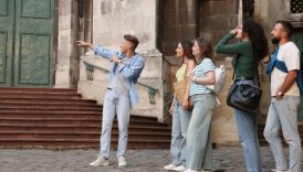 anayasa mahkemesi turist rehberlerinin meslek odalarinin denetiminde her turlu bilgi verme zorunlulugunu iptal etti V1A7ju24