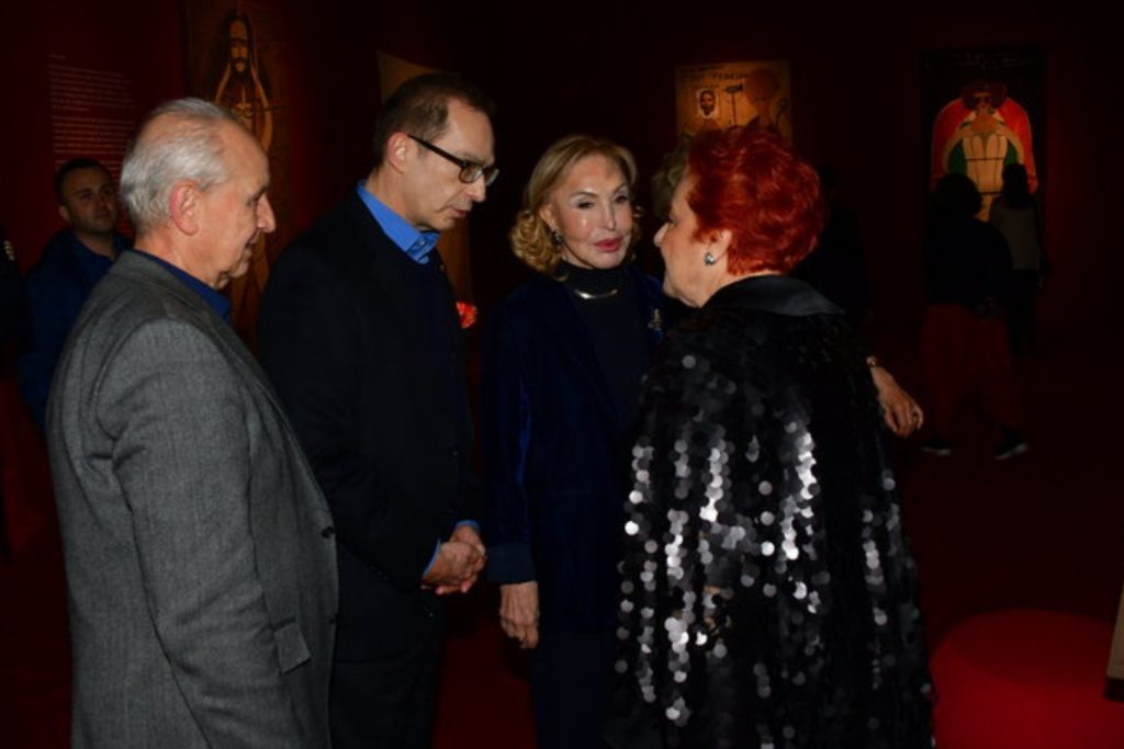 anne ve ogulun sanat turu omer koc ve cigdem simavi sanatci semiha berksoyun sergisinde 6RnTC4zK