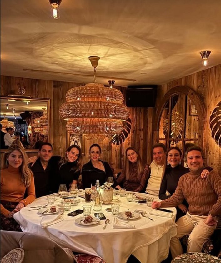 aslisah alkoclar kaan demirag cifti dostlariyla birlikte courchevelde kayak tatilinde 1 fEJZPT5O