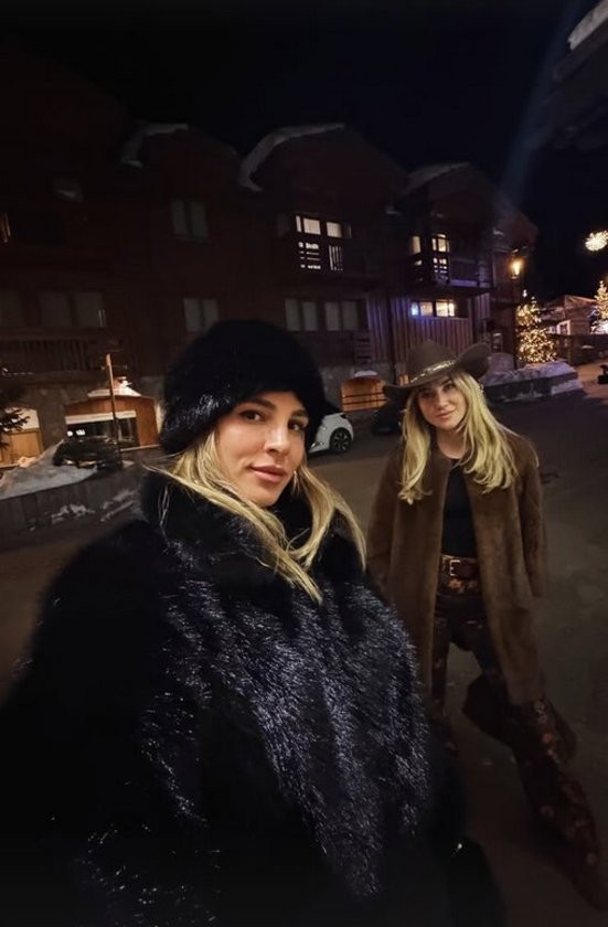 aslisah alkoclar kaan demirag cifti dostlariyla birlikte courchevelde kayak tatilinde 2 8CpaPT2F