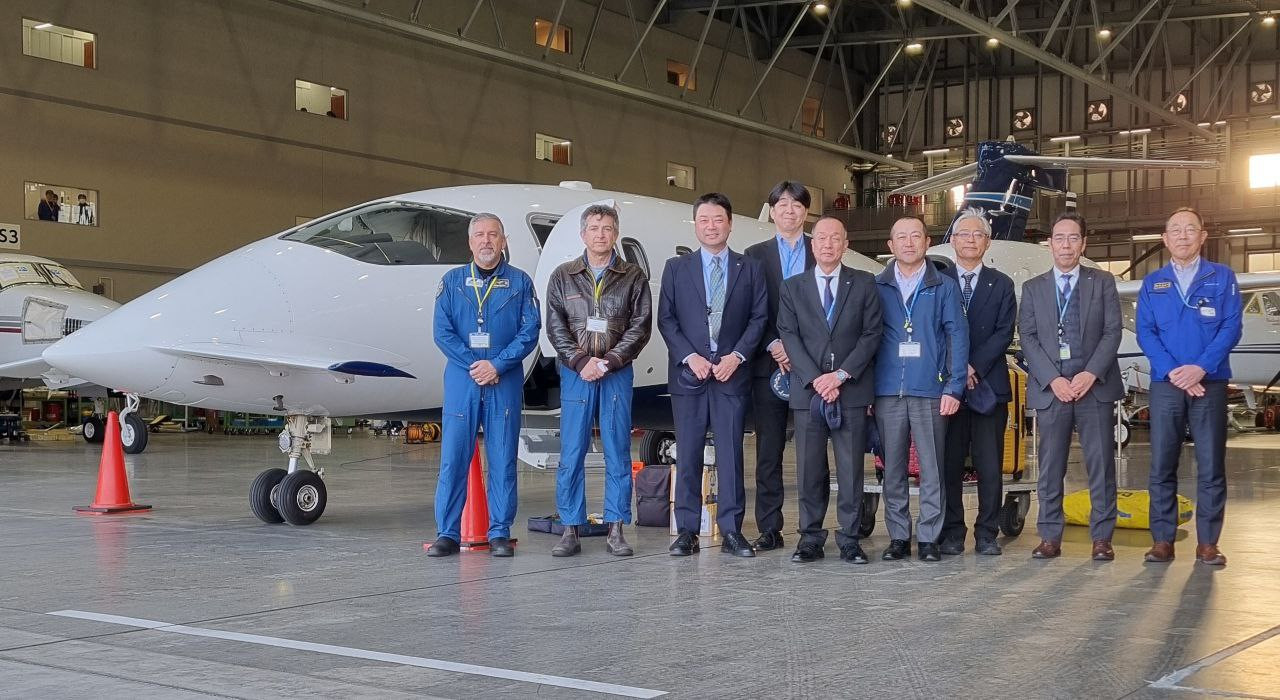 baykarin sahip oldugu piaggio aerospace japonyaya ilk p180 avanti evo ucak teslimatini yapti 0