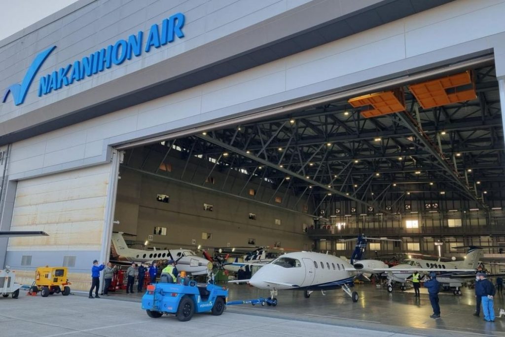 baykarin sahip oldugu piaggio aerospace japonyaya ilk p180 avanti evo ucak teslimatini yapti bVumiXDW