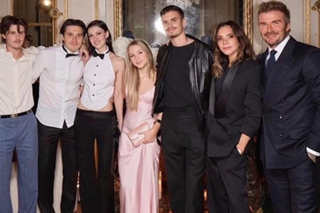 beckham ailesindeki krizin yeni perdesi brooklyn beckham annesi victoria beckhami topa tuttu YSzdBps6
