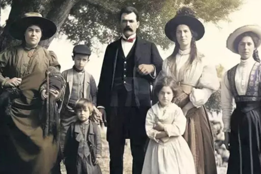 bir donemin kozmopolit sehirlerinden bugunun yalniz sokaklarina levantenler uzerinden kulturel cokus hik yesi chKpJY3H