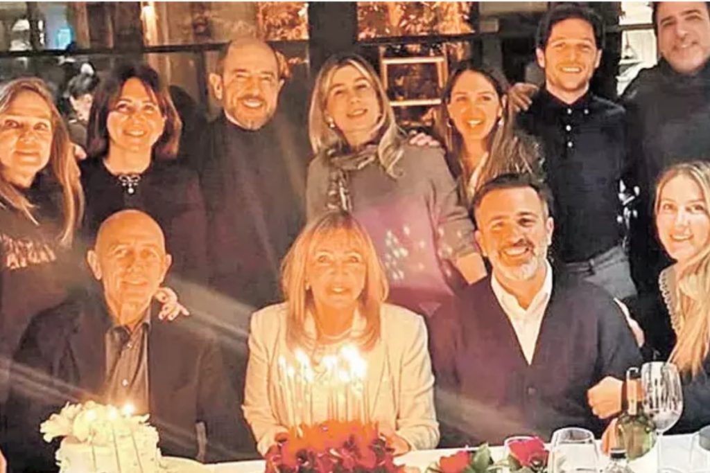 dalia garihe bir gunde uc ayri dogum gunu kutlamasi IxNnHxMA