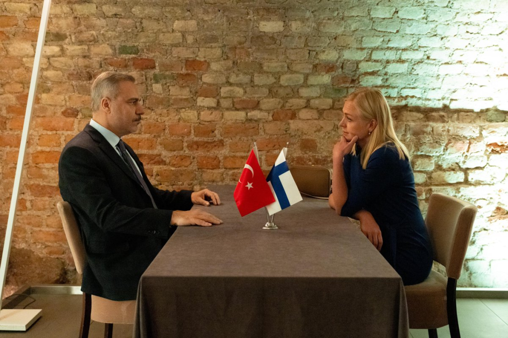 disisleri fotograf paylasti hakan fidan ve finlandiyali mevkidasi gorustu yAZAaitu