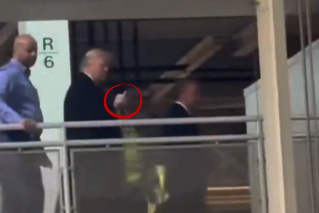 donald trump kendisine pedofil koruyucusu diyen ford iscisine kufretti rUsOQ7Xs