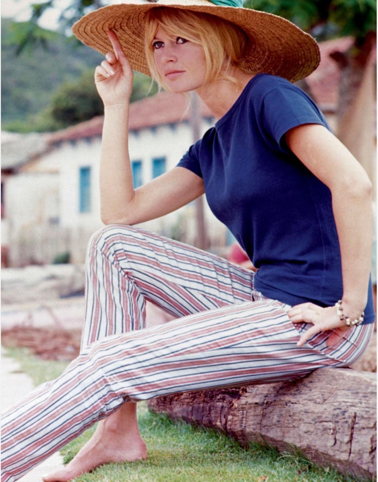 Dünya sinemasının efsane ismi Brigitte Bardot son yolculuğuna hasır bir tabutta uğurlandı, tabutun sırrını Ertuğrul Özkök yazdı 7 dunya sinemasinin efsane ismi brigitte bardot son yolculuguna hasir bir tabutta ugurlandi tabutun sirrini DIMrYCOm