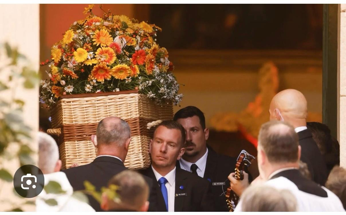 Dünya sinemasının efsane ismi Brigitte Bardot son yolculuğuna hasır bir tabutta uğurlandı, tabutun sırrını Ertuğrul Özkök yazdı 1 dunya sinemasinin efsane ismi brigitte bardot son yolculuguna hasir bir tabutta ugurlandi tabutun sirrini KbZL5ha7