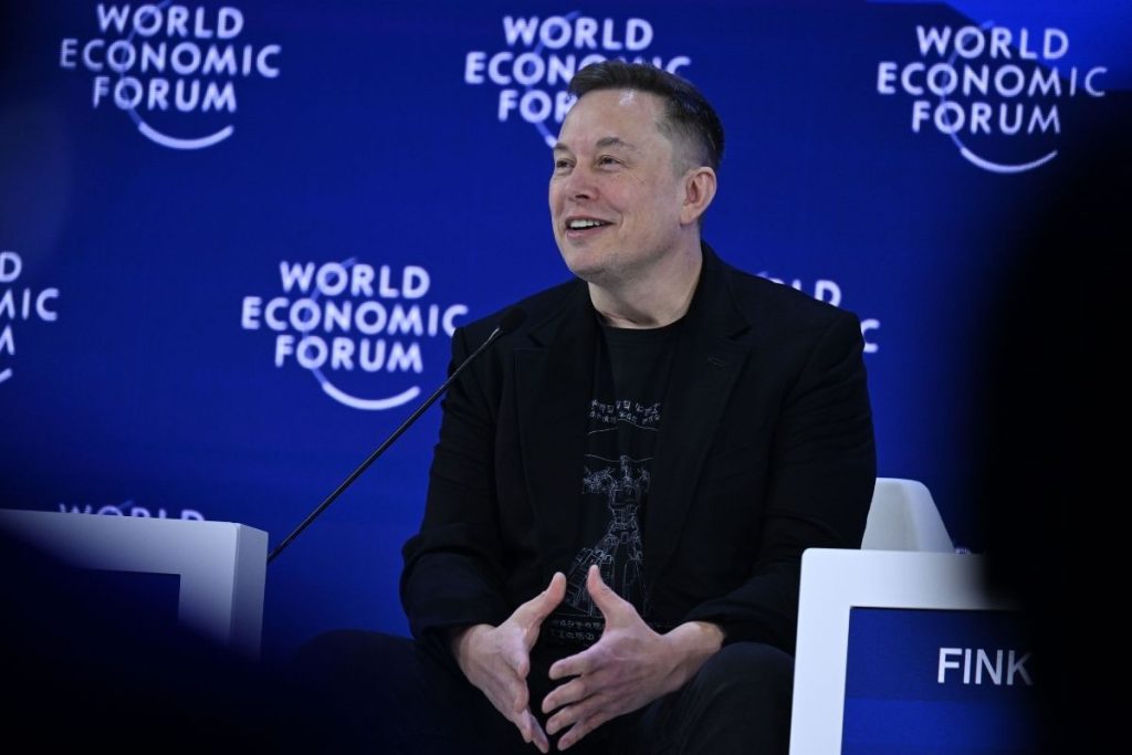 elon musk davosta katildigi oturumda yapay zekanin 5 yil sonra insanliktan daha akilli olacagini cdtlTt1L