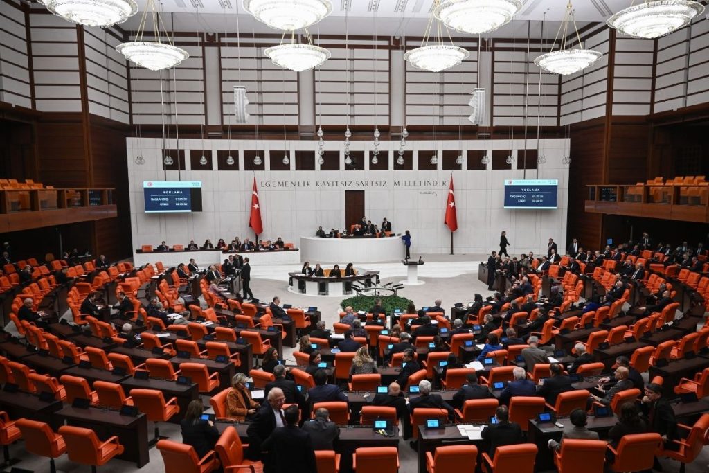 en dusuk emekli ayliginin artirilmasini da iceren kanun teklifi tbmm genel kurulunda kabul edildi 6TSKEKS4