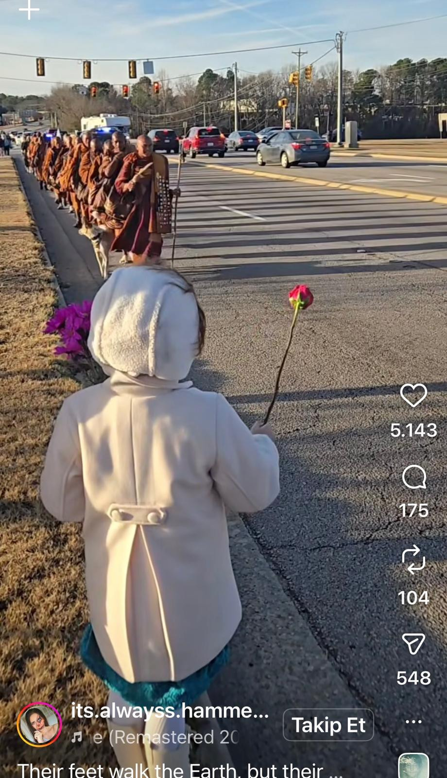 ertugrul ozkok abdde 10 budist rahiple birlikte baris yuruyusu yapan sokak kopegi alokayi yazdi qZ7WCKfD