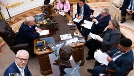 Ertuğrul Özkök, Oval Ofis'te kendisine muhalif New York Times'ın 4 gazetecisiyle görüştüğü sırada Trump'a verilen kartı yazdı 3 ertugrul ozkok oval ofiste kendisine muhalif new york timesin 4 gazetecisiyle gorustugu sirada trumpa XpJ1WTM5