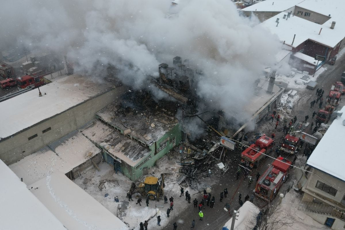 erzurumda keresteciler sitesindeki mobilya fabrikasinda yangin cikti 2 isci yasamini yitirdi 0 QyuC8lc9