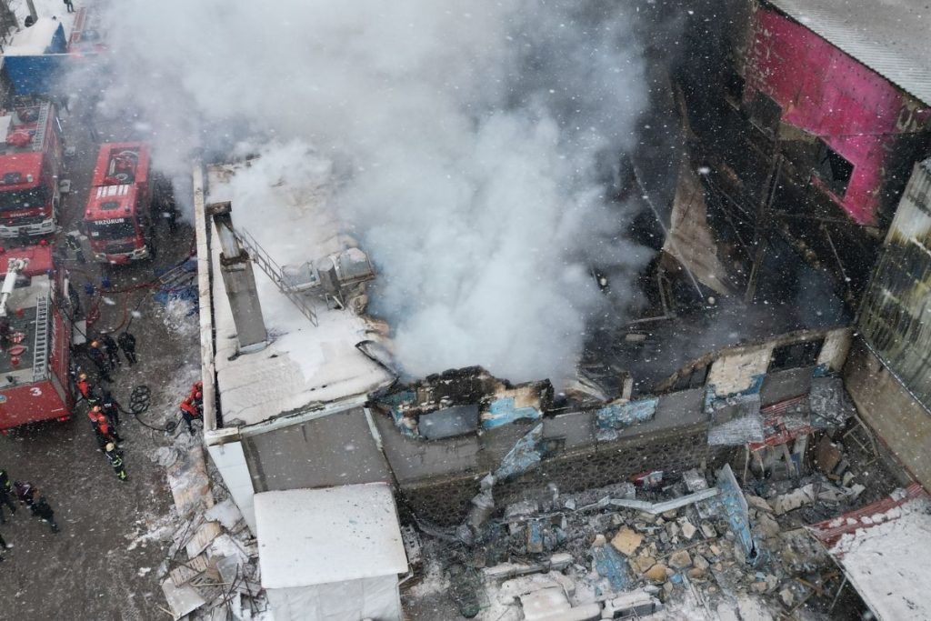 erzurumda keresteciler sitesindeki mobilya fabrikasinda yangin cikti 2 isci yasamini yitirdi HFLpcxrj