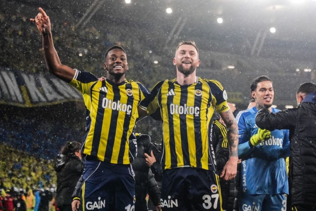 fenerbahce otokoc otomotiv ile forma gogus sponsorlugu anlasmasini yenilendigini duyurdu ysCdrtmW