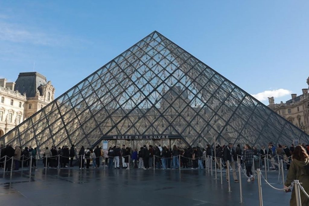 fransada soygunla gundeme gelen louvre muzesinde ikinci kez grev karari fPssRDrd