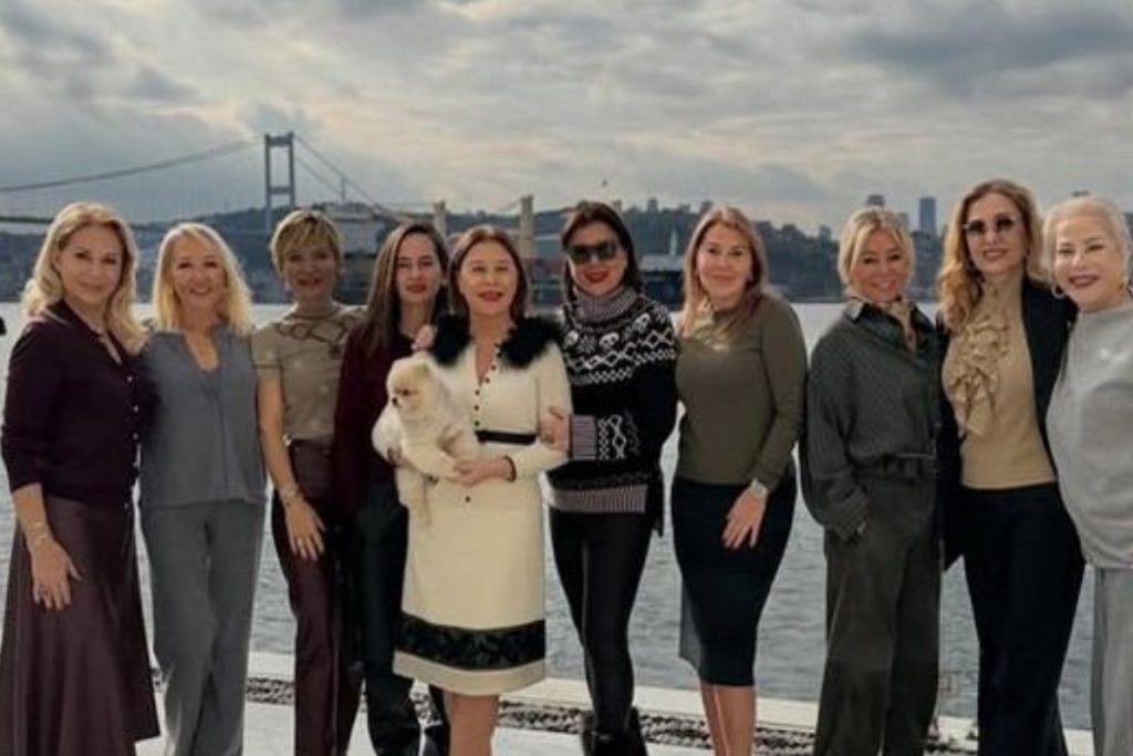 fulya nayman yakin dostlarini bogaz manzarali yalisinda kahvaltida agirladi ZRNFemS3