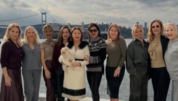 fulya nayman yakin dostlarini bogaz manzarali yalisinda kahvaltida agirladi ZRNFemS3