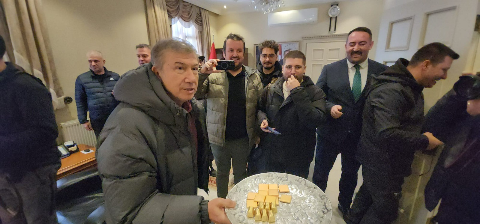 galatasarayin efsanesi tanju colak muglada cocuk kitabini tanitti 0 bEnPLalW