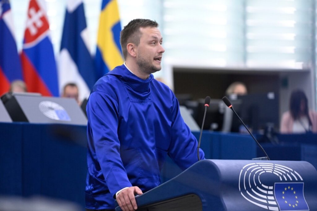 gronland basbakani nielsen trumpin ilhak fantezilerini reddederek iliskilerde tehdit ve baskinin yeri olmadigini vurguladi BHtL91ep