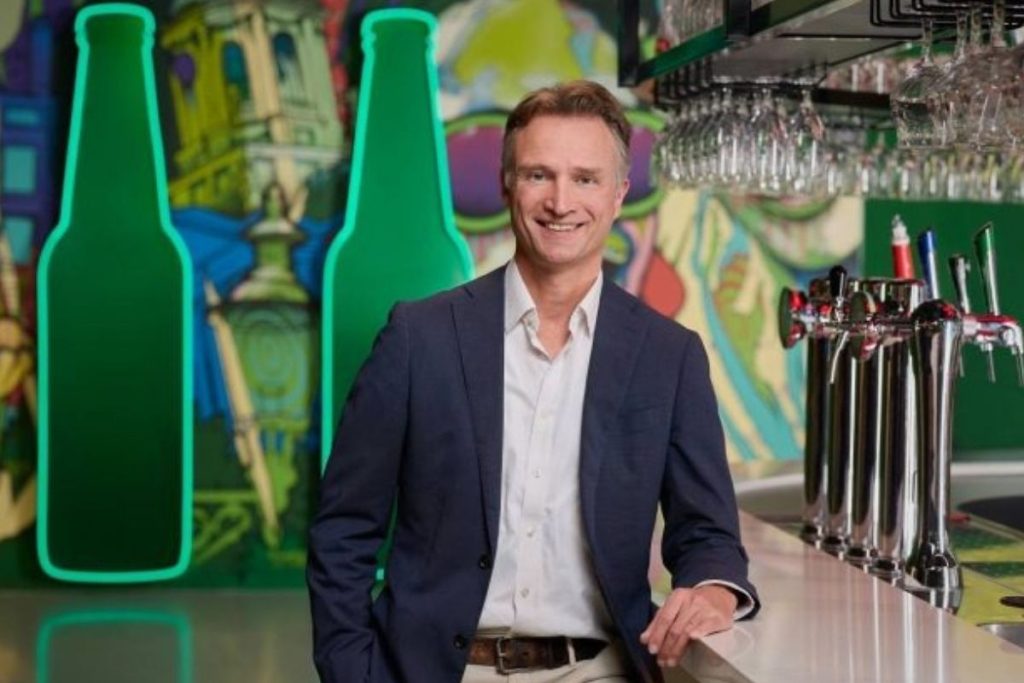 hollandali bira ureticisi heinekenin ceosu dolf van den brink dusuk satis ve artan baski 5m9cyr9L