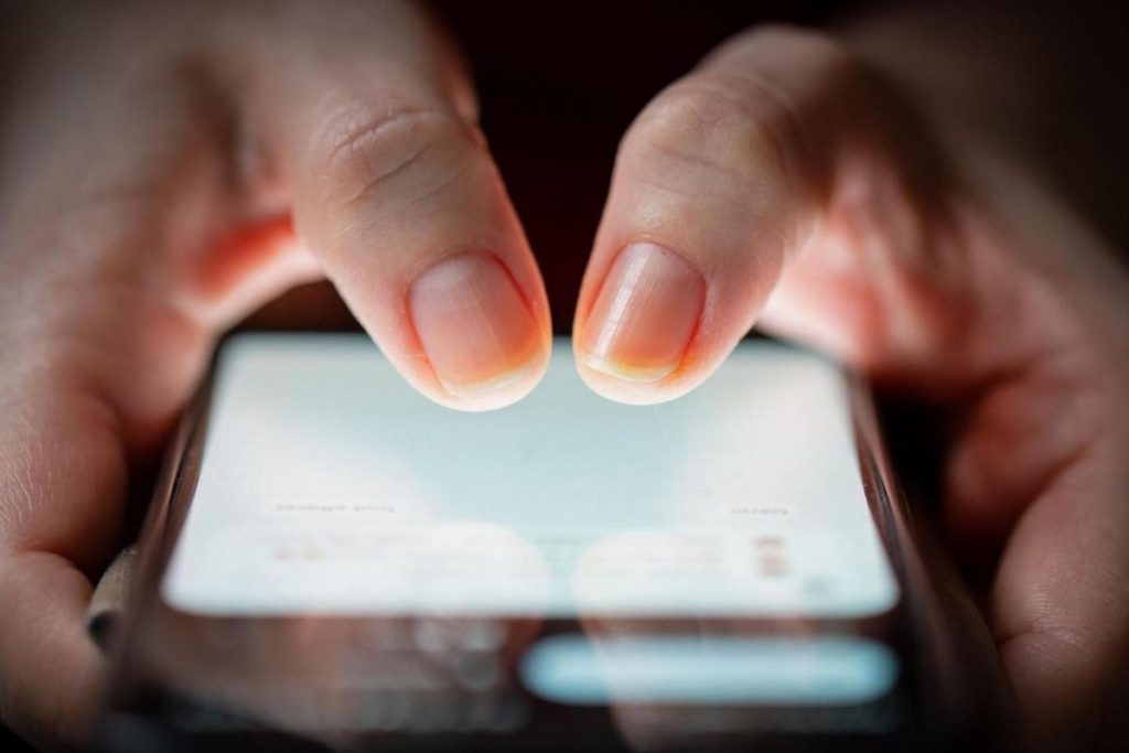 ingilterede cevrim ici sahte cinsel icerik uretmek ve talep etmek suc kapsamina aliniyor AjKNUwPS