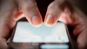 ingilterede cevrim ici sahte cinsel icerik uretmek ve talep etmek suc kapsamina aliniyor AjKNUwPS