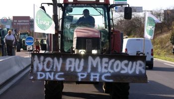 ispanyol ciftciler artan maliyetler ve ab ticaret anlasmasina karsi protesto amaciyla traktorleriyle yollari kapatti ACggChLC