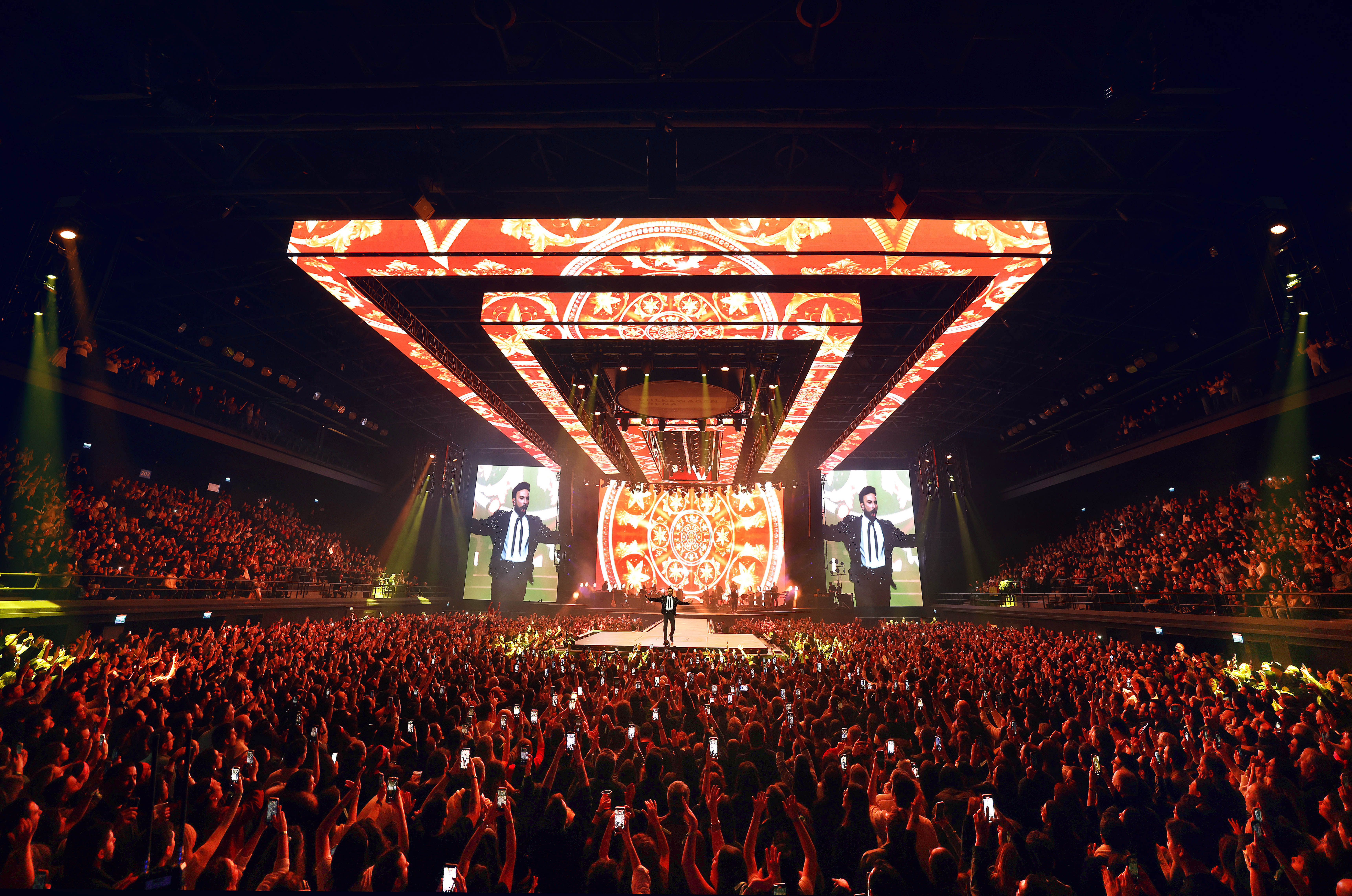 istanbul sosyetesi tarkan konserinde bulustu unlu isimler volkswagen arenaya akin etti 0 Stzb2BgR