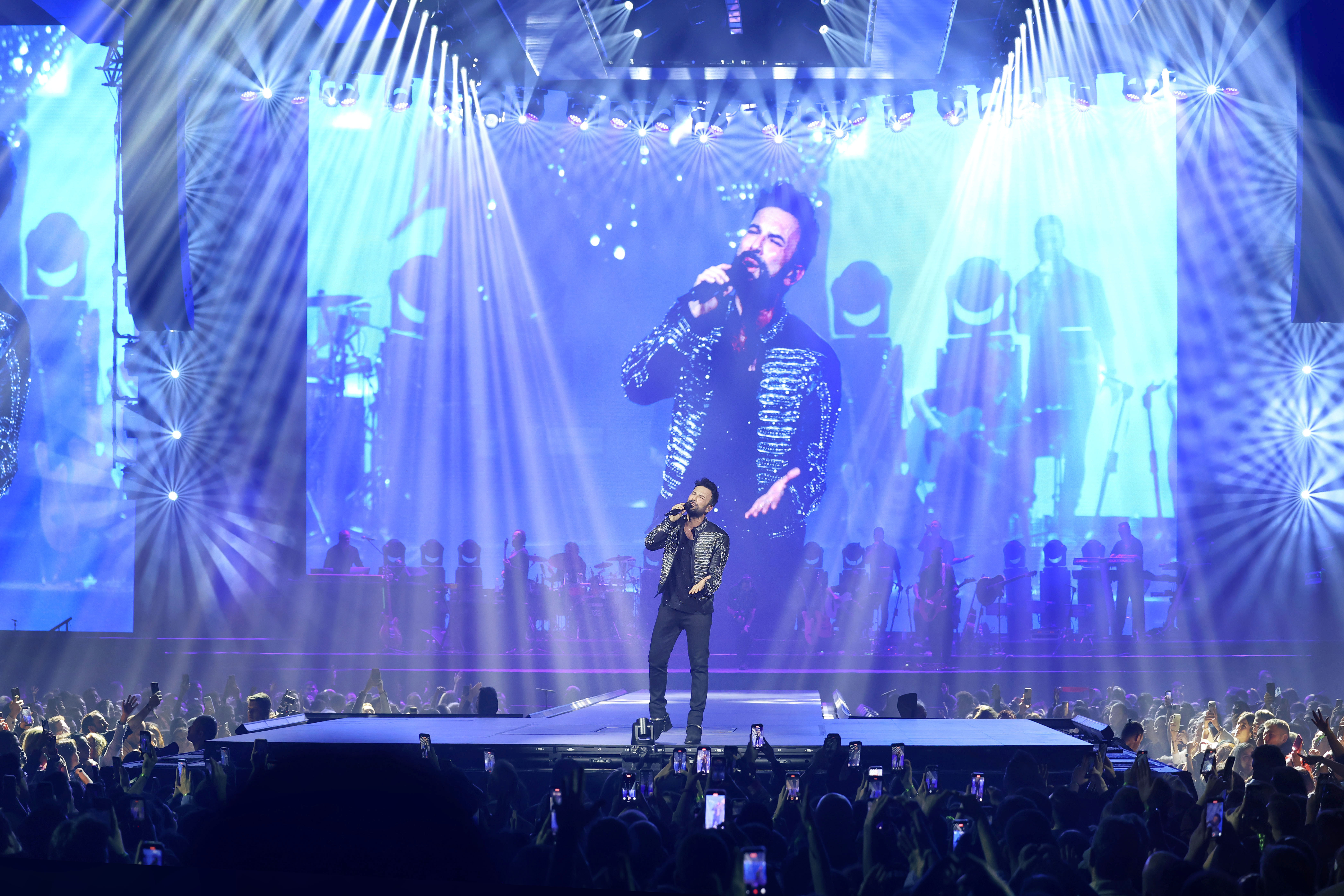 istanbul sosyetesi tarkan konserinde bulustu unlu isimler volkswagen arenaya akin etti 1 QYvM6uHj