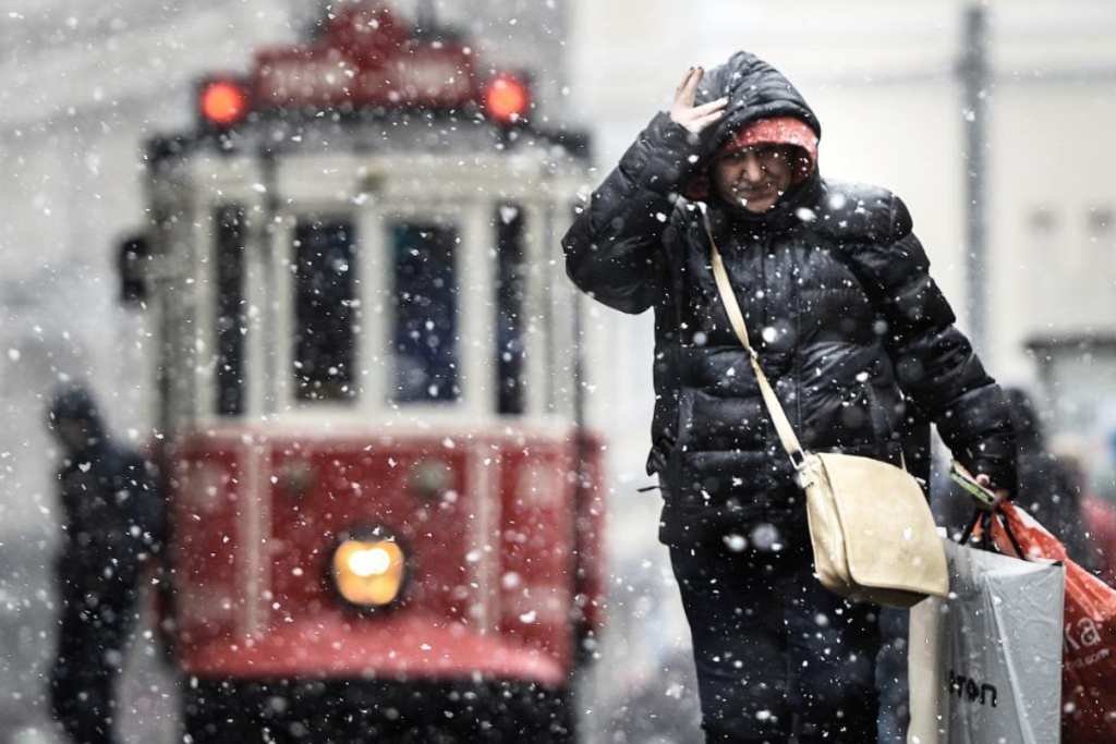 istanbul valiliginden kuvvetli yagis ve firtina uyarisi hyiRN2QX