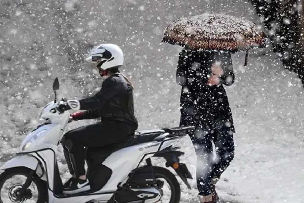 istanbulda kar yagi nedeniyle agir vasita ve kuryelere trafige cikma yasagi geldi x3r1EcNt