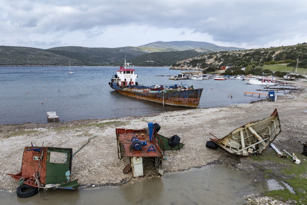 koyda kacak sokumu yapilan hurda gemiye 2 milyon 850 bin lira para cezasi 8eUmcAmH