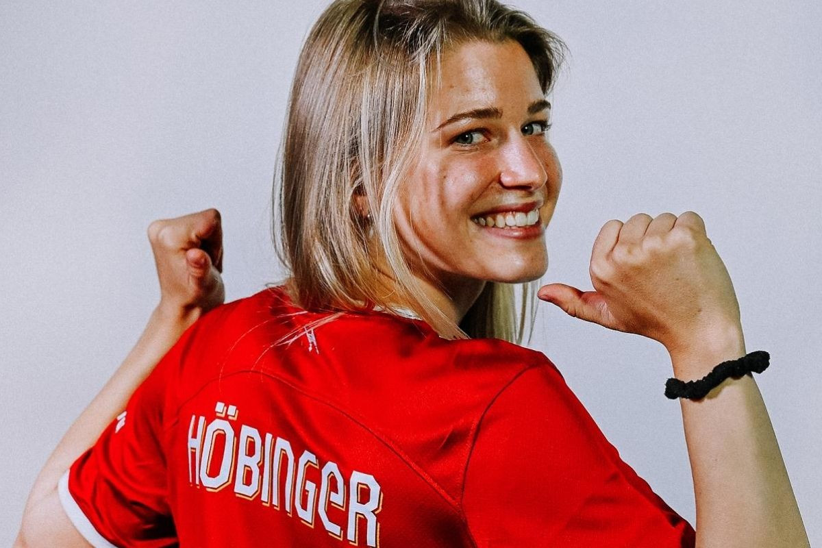 liverpool kadinlar takiminin oyuncusu marie hobingere ic camasirinin fotograflarini gonderen milyoner yatirimci mangal dalala zpCfySyS