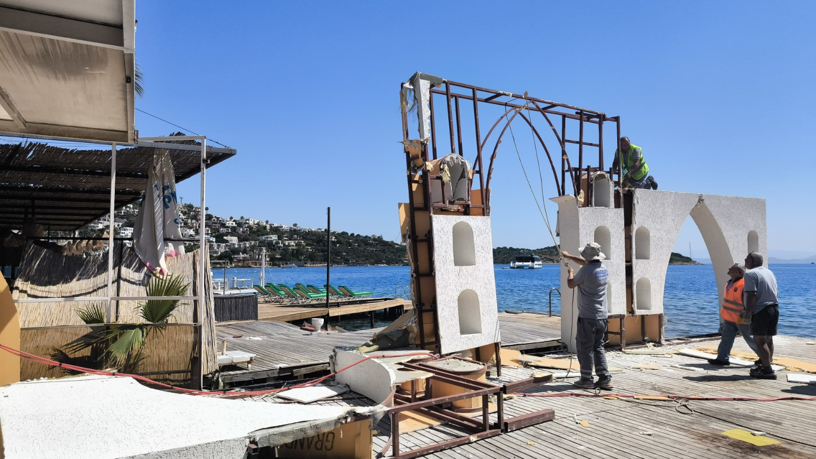 muglanin turizm merkezleri adeta kacak yapi cenneti cikti fethiyede 7 binden fazla bodrumda ise O4OgTEpE
