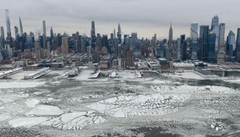 new yorkta dondurucu soguklar hudson nehrini kismen dondurdu NMA21X97