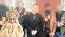 rus vatandasi polina azarnykhin arap ve afrikali gencleri vaatlerle rus ordusuna topladigi one suruldu ejCCpgAu