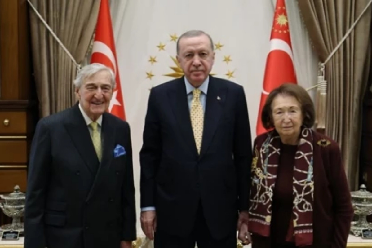 sabanci holdingin halef ve selef yonetim kurulu baskanlari guler sabanci ile hayri culhaci cumhurbaskani