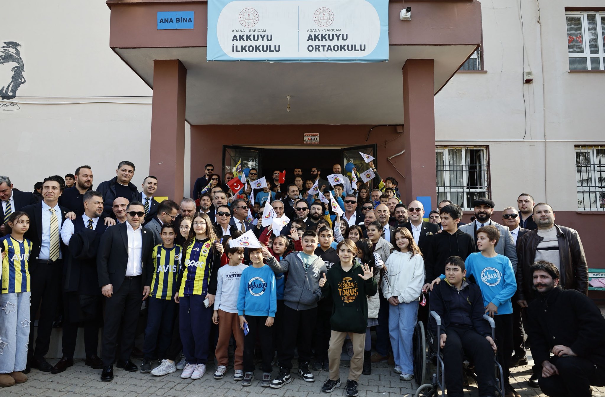 Sadettin Saran Adana'da okul ziyaret etti, 'Bütün çocukları Fenerbahçeli yapacağız' dedi 1 sadettin saran adanada okul ziyaret etti butun cocuklari fenerbahceli yapacagiz dedi 0 2TSdM45a
