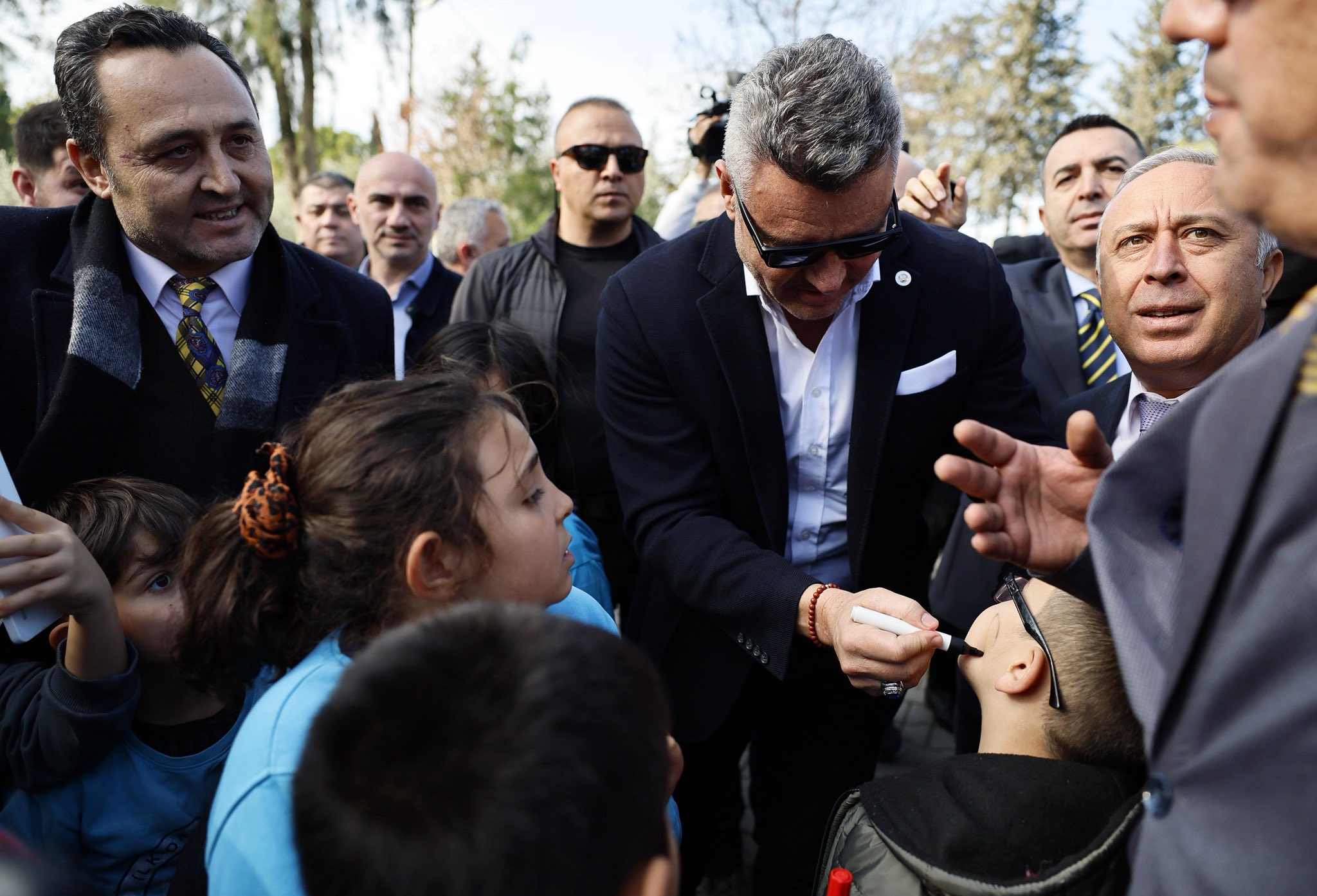 Sadettin Saran Adana'da okul ziyaret etti, 'Bütün çocukları Fenerbahçeli yapacağız' dedi 2 sadettin saran adanada okul ziyaret etti butun cocuklari fenerbahceli yapacagiz dedi 1 8KZqRWhu