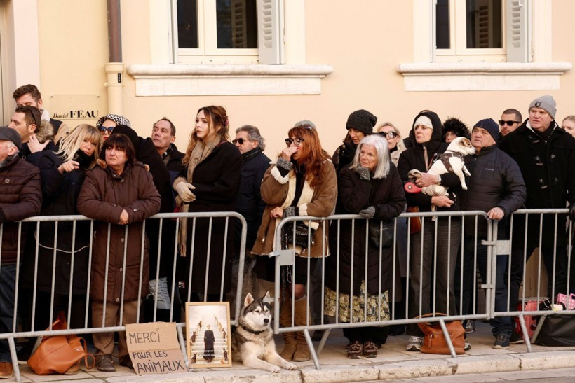 sinemanin en guzel kadini brigitte bardot saint tropezde duzenlenen torenle topraga verildi cenazeye binlerce kisi z3GET8pW