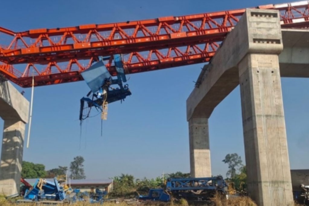 taylandda insaat vincinin bazi parcalarinin yola devrilmesi sonucu 2 kisi oldu 5 kisi yaralandi n3GSHLln