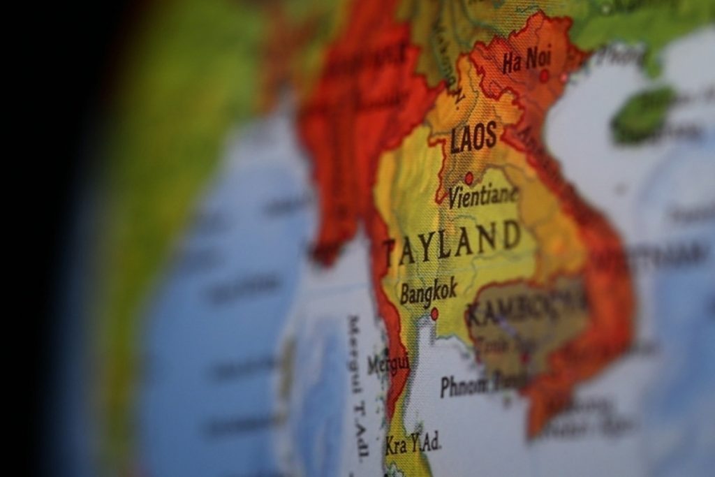 taylandda uzerine insaat vinci dusen tren raydan cikarak devrildi cok sayida kisi hayatini kaybetti bBrdGiwA