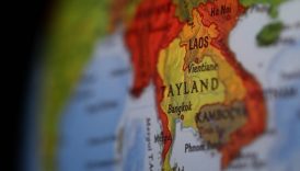 taylandda uzerine insaat vinci dusen tren raydan cikarak devrildi cok sayida kisi hayatini kaybetti bBrdGiwA