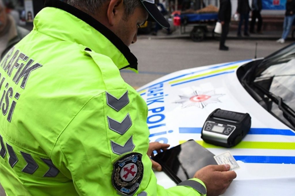 trafikte caydirici ceza donemi basliyor kavga etmek icin arabadan inmek 180 bin tl Ys7axjku