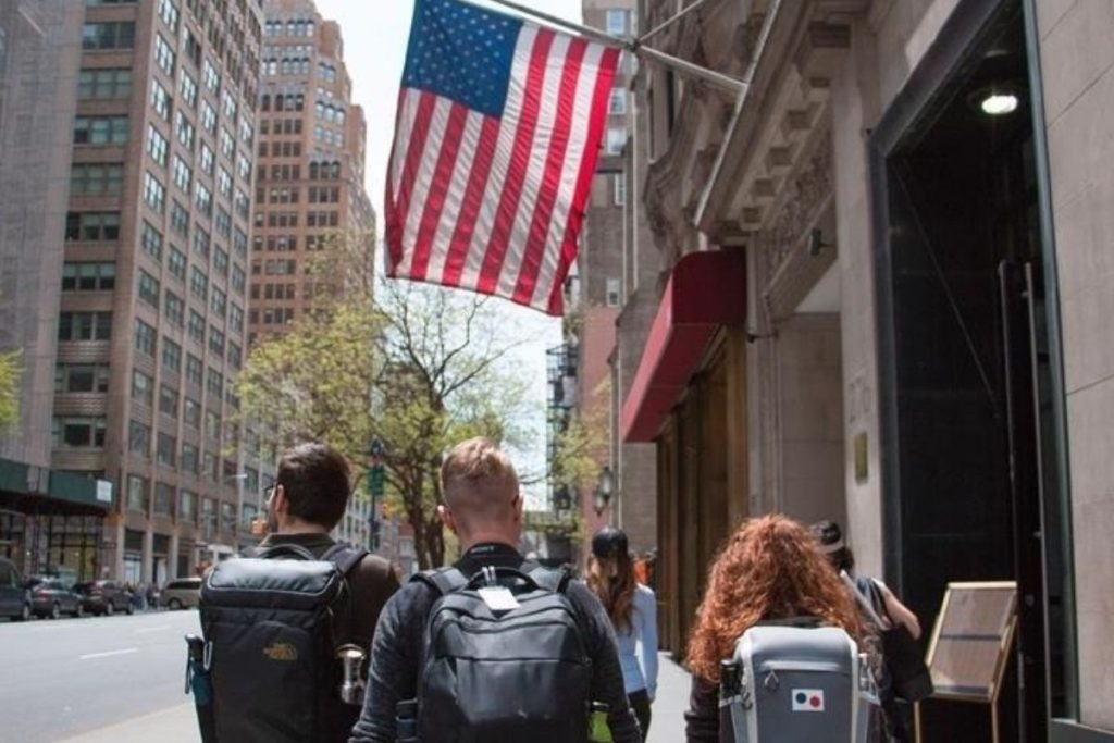 trumpin gumruk vergileri kuresel ticarette hala tartisilirken abd ekonomisi tahminlerin uzerinde buyume kaydetti VheFEt2H