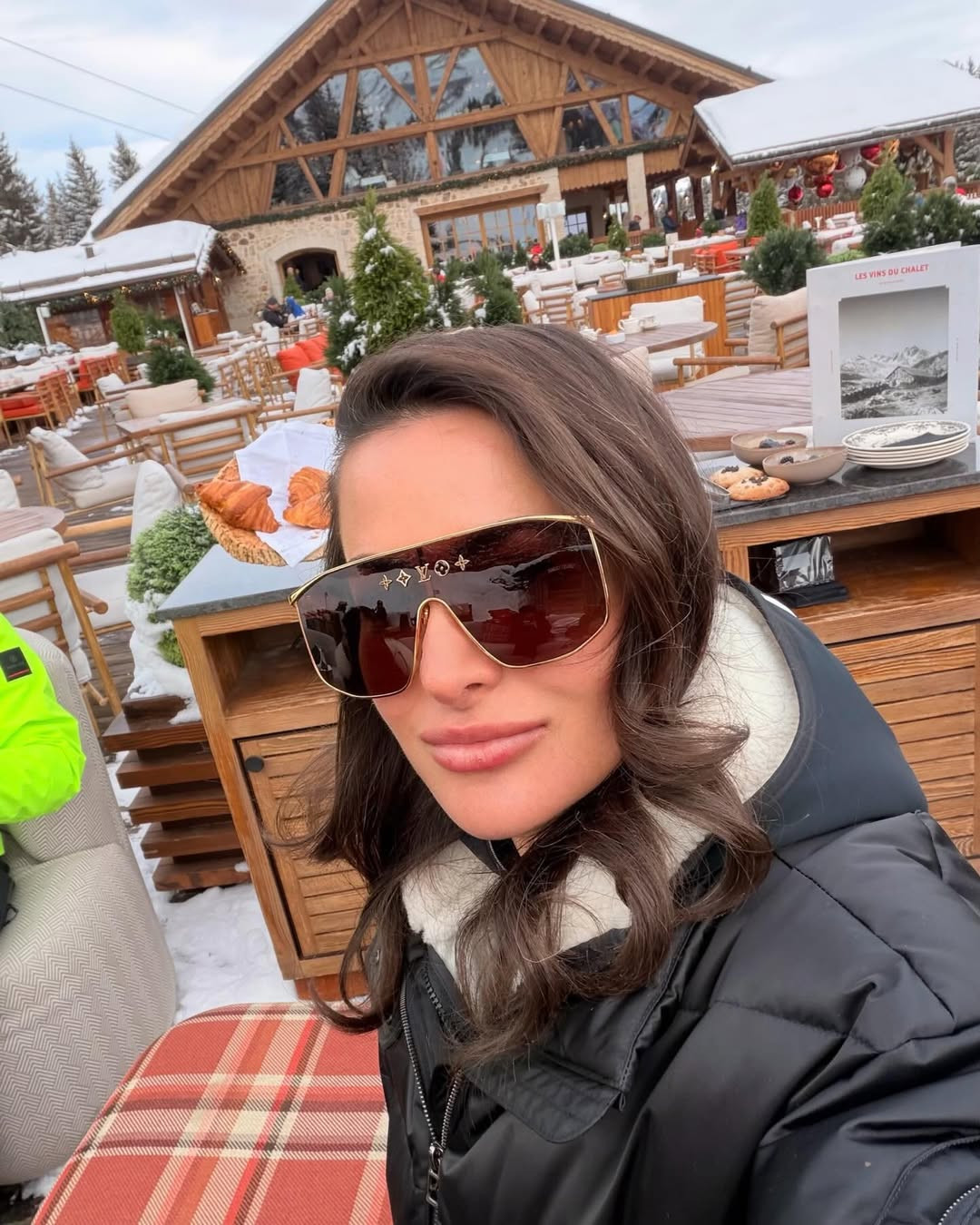 turk sosyetik isimlerinin ve patronlarinin da tatil yaptigi fransiz alplerindeki courchevel kayak merkezindeki luks y13cn8EB