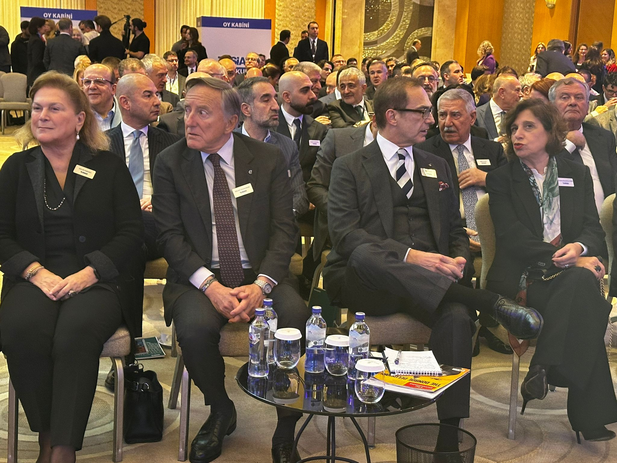 tusiad genel kurulu duygusal bir veda konusmasi yapan orhan turani ayakta alkislayarak ugurladi rahmi TZfkrzZC